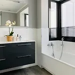 Apartment 3 Bed Flat - Sleeps 6 - Pool - Garden - Parking