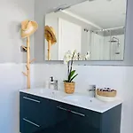 Apartment 3 Bed Flat - Sleeps 6 - Pool - Garden - Parking *