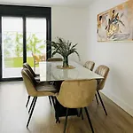 Apartment 3 Bed Flat - Sleeps 6 - Pool - Garden - Parking *