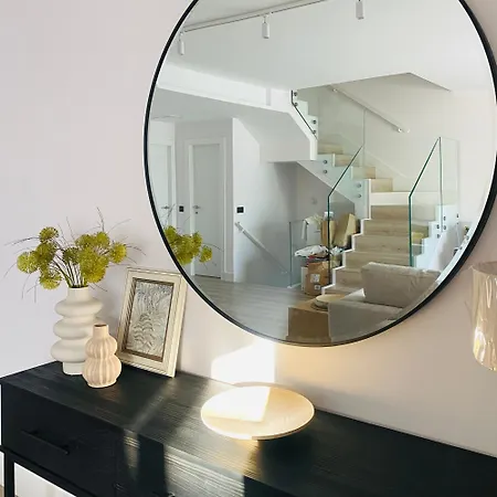 Stunning 3-bed In Apartment *