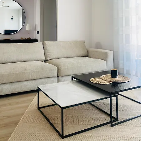 3 Bed Flat - Sleeps 6 - Pool - Garden - Parking Apartment