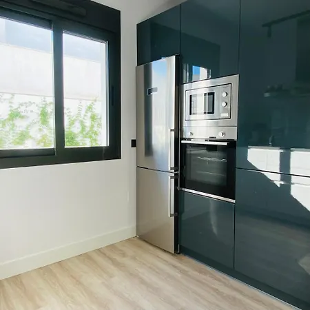 3 Bed Flat - Sleeps 6 - Pool - Garden - Parking Apartment *