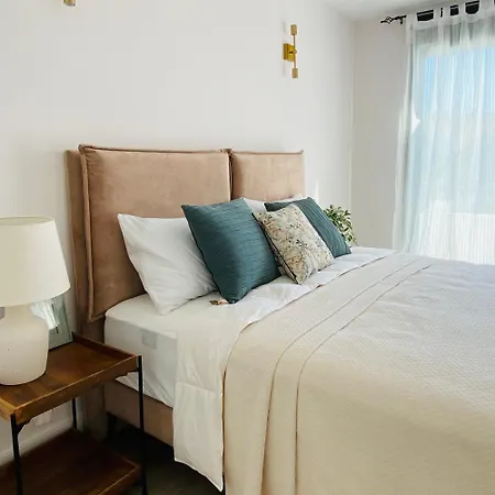 Apartment 3 Bed Flat - Sleeps 6 - Pool - Garden - Parking *