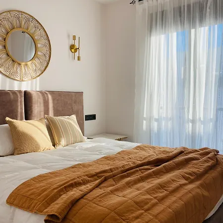 3 Bed Flat - Sleeps 6 - Pool - Garden - Parking *