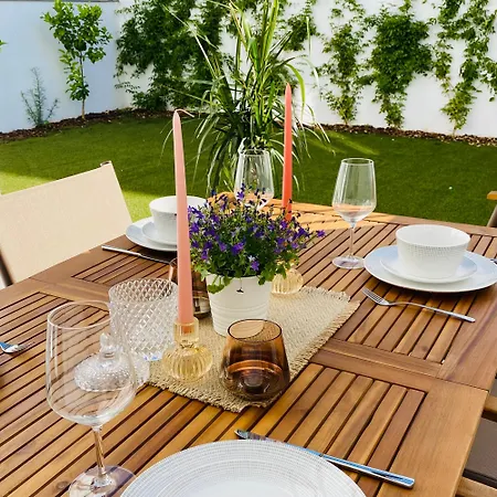 Apartment 3 Bed Flat - Sleeps 6 - Pool - Garden - Parking *